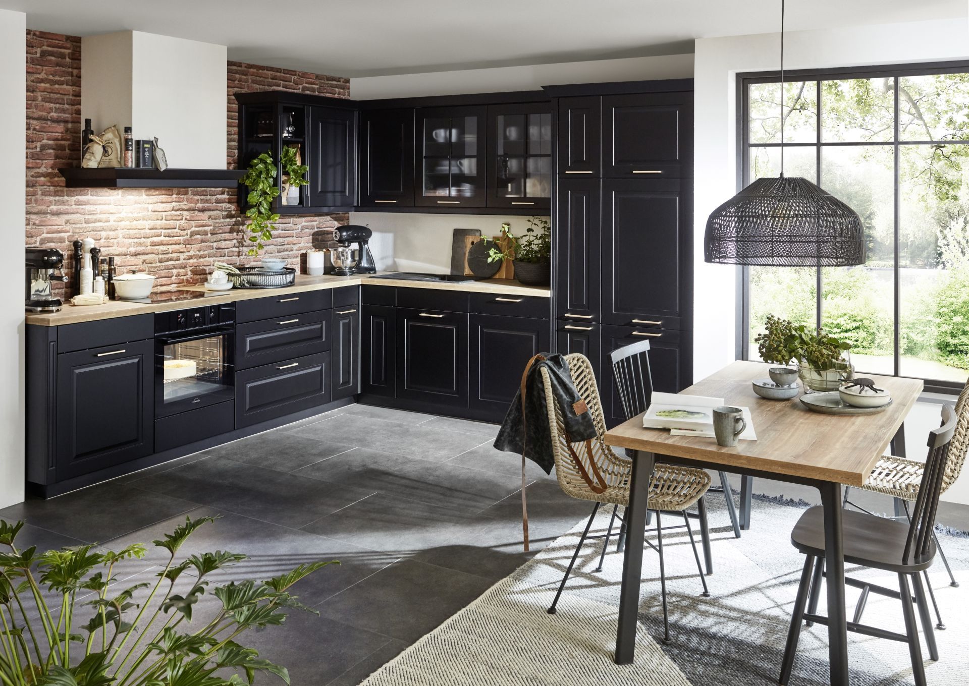 Landhausküche in schwarz, mit Arbeitsplatte aus Holz, in L-Form