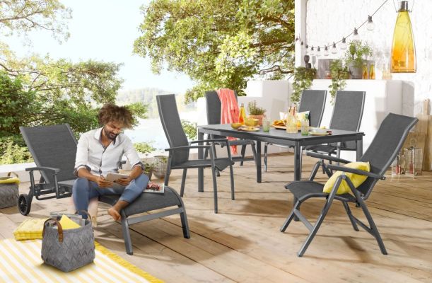 Gartenmoebel auf der Terasse